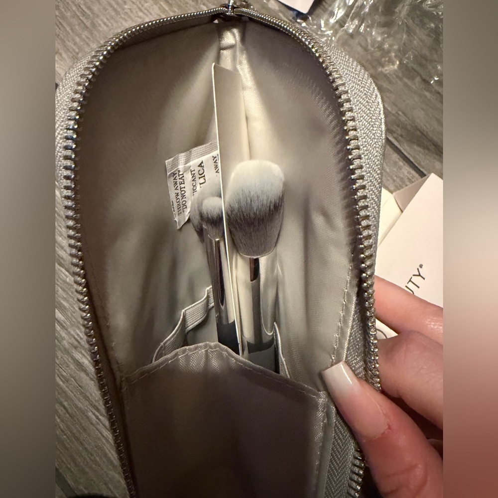 New in box BK BEAUTY BRUSHES - ANGIE HOT & FLASHY Travel Brush Set With Pouch - Picture 2 of 4